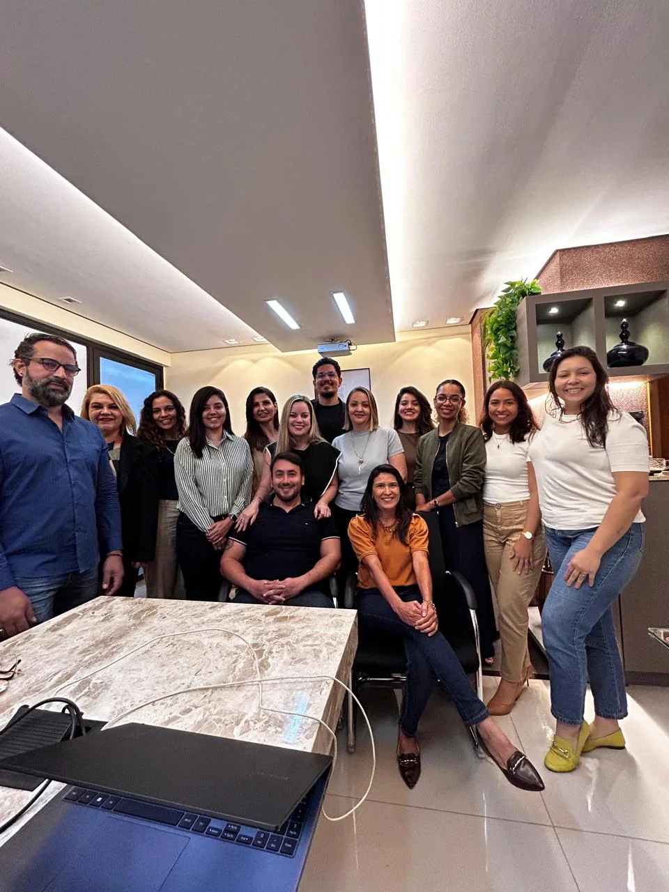 Equipe da INFOCO Saúde Corporativa reunida no escritório da empresa em Goiânia
