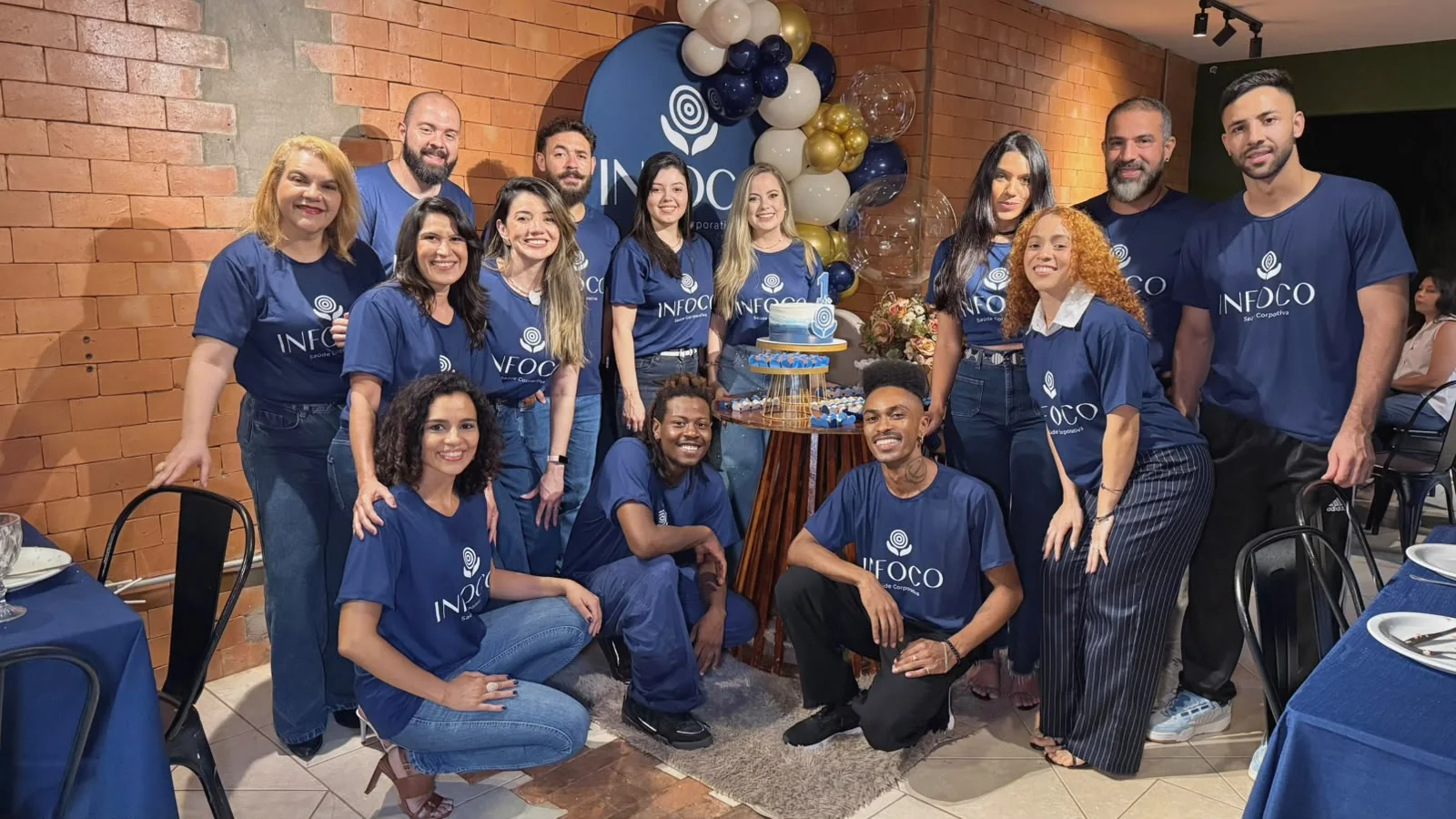 Equipe da INFOCO Saúde Corporativa reunida, com a camiseta da empresa